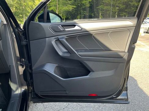 Used 2022 Volkswagen Tiguan SE w/ Panoramic Sunroof Package image 26