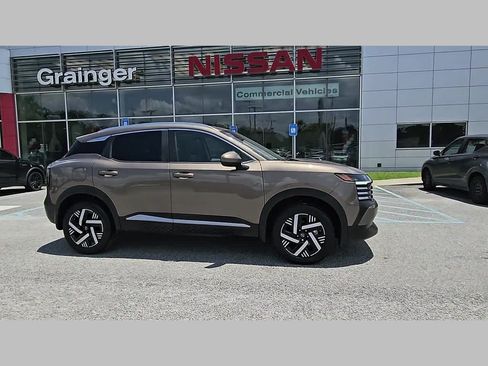 Used 2025 Nissan Kicks SV w/ SV Premium Package FWD image 36