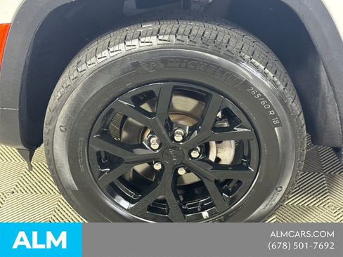 Used 2025 Jeep Grand Cherokee Altitude AWD/4WD image 15