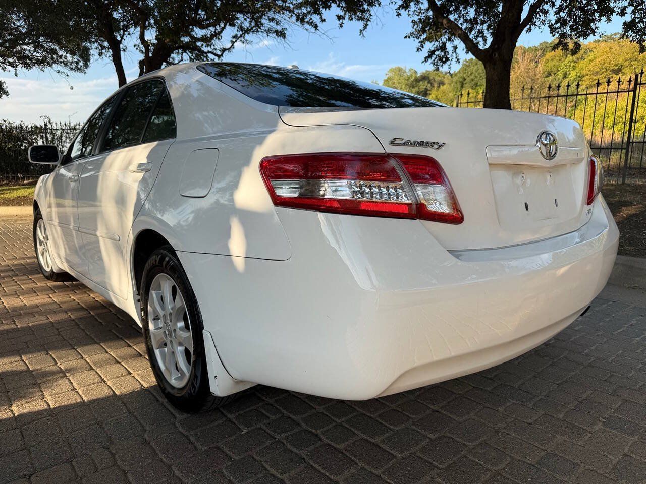 Used 2010 Toyota Camry LE FWD image 6