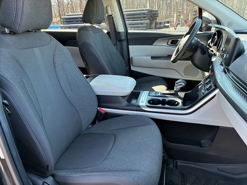 Used 2023 Kia Carnival LX FWD image 17