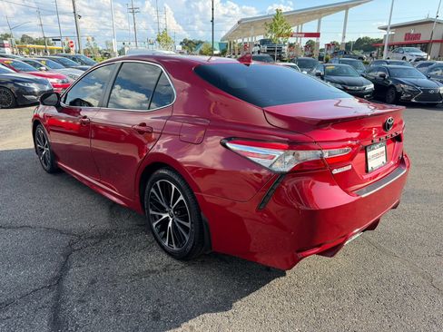 Used 2020 Toyota Camry SE w/ Convenience Package FWD image 3