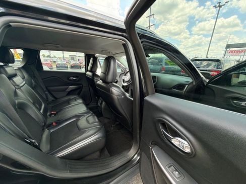 Used 2019 Jeep Cherokee Latitude Plus FWD image 14