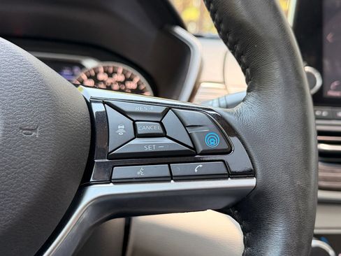 Used 2020 Nissan Altima 2.0 Platinum FWD image 25