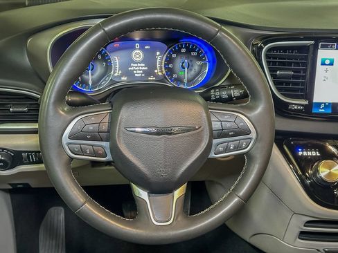 Used 2023 Chrysler Pacifica Touring-L FWD image 31