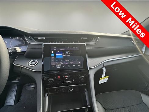 Used 2025 Jeep Grand Cherokee Altitude image 13