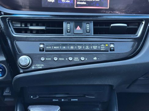 Used 2022 Lexus ES 300h w/ Accessory Package 2 image 33