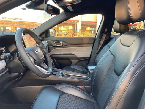 Used 2025 Jeep Compass Latitude image 10