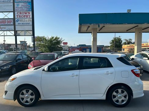 Used 2010 Toyota Matrix S FWD image 2