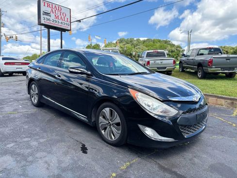 Used 2014 Hyundai Sonata Limited w/ Panoramic Sunroof Package 02 FWD image 3