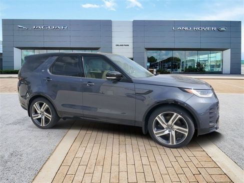 Used 2024 Land Rover Discovery Dynamic SE image 3