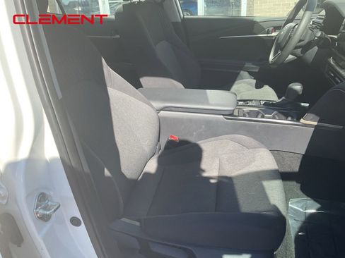 Used 2025 Toyota Camry LE image 34