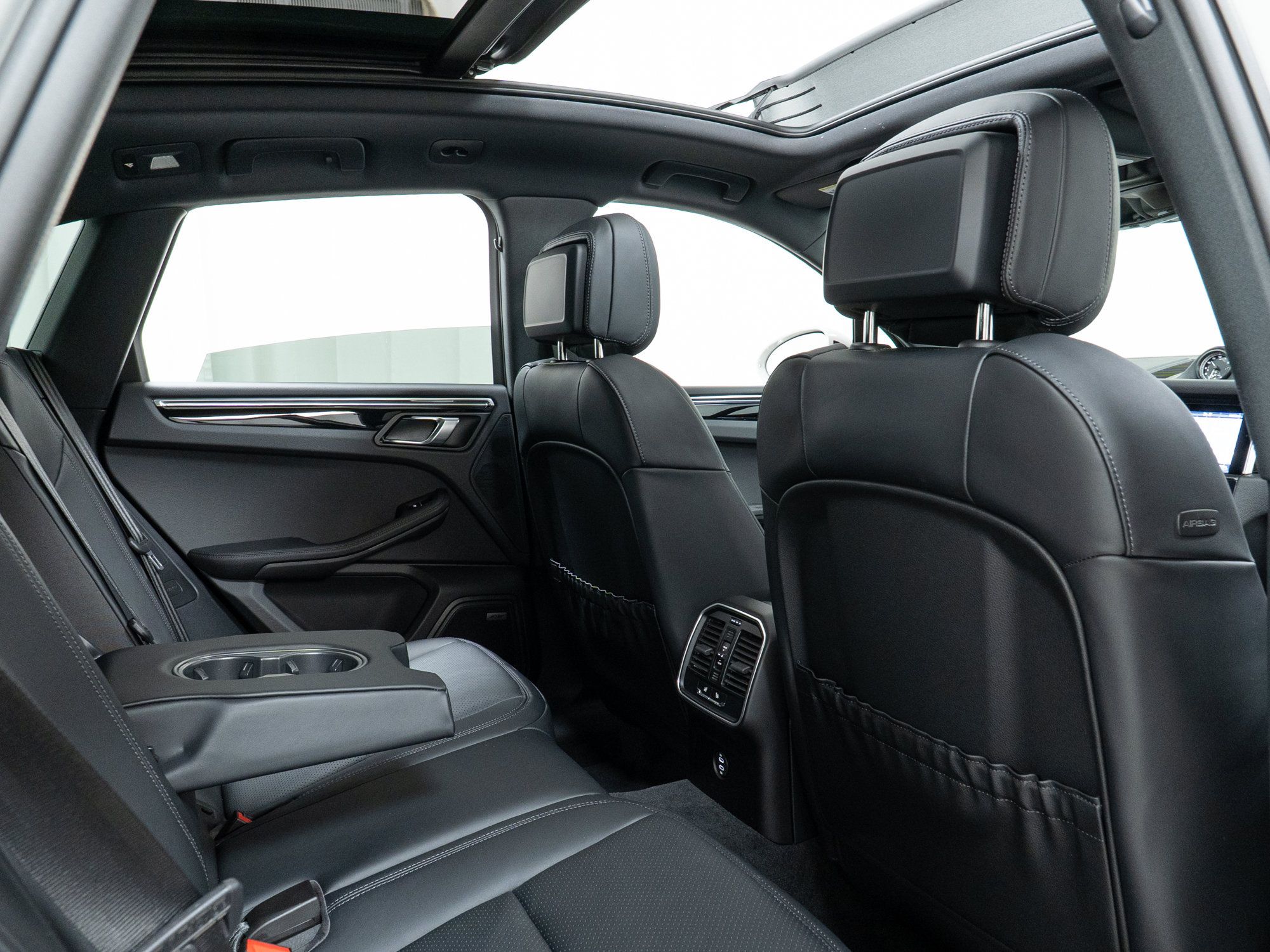 Certified 2025 Porsche Macan AWD/4WD image 27