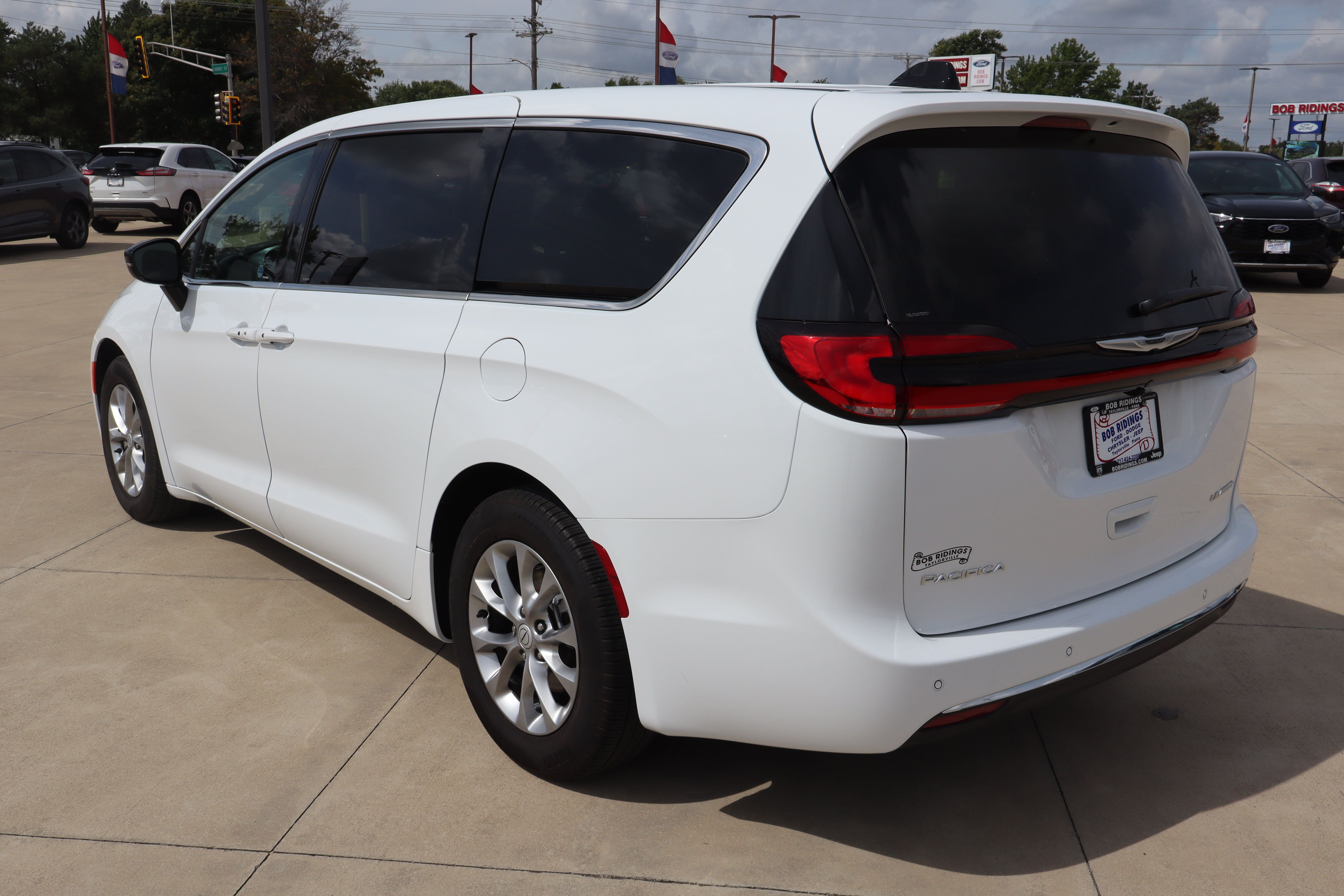 Used 2026 Chrysler Pacifica Limited FWD image 7