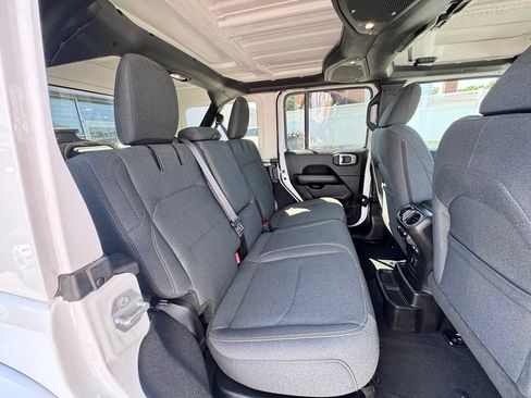 Used 2025 Jeep Wrangler Unlimited Sahara AWD/4WD image 20