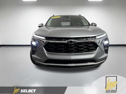Used 2025 Chevrolet Trax LT w/ Driver Confidence Package FWD image 2