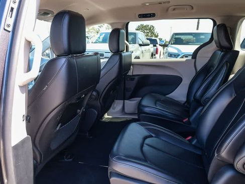 Used 2023 Chrysler Pacifica Touring-L FWD image 18