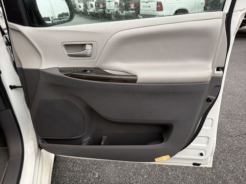 Used 2020 Toyota Sienna XLE image 15