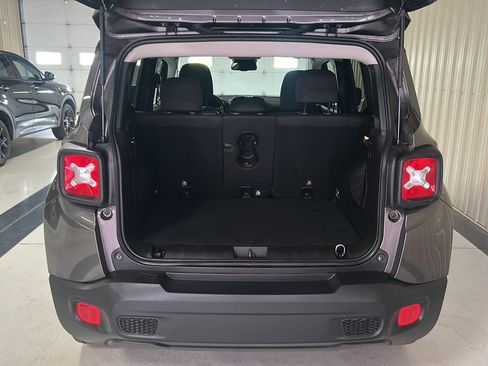 Used 2017 Jeep Renegade Latitude w/ Popular Equipment Group AWD/4WD image 9