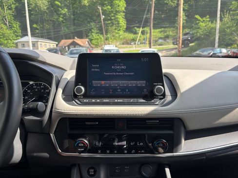Used 2025 Nissan Rogue SV FWD image 14
