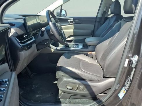 Used 2026 Kia Carnival FWD image 17