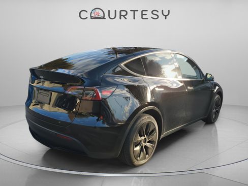 Used 2025 Tesla Model Y Long Range image 3