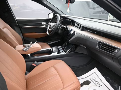 Used 2022 Audi e-tron Premium Plus w/ Premium Plus Package image 31
