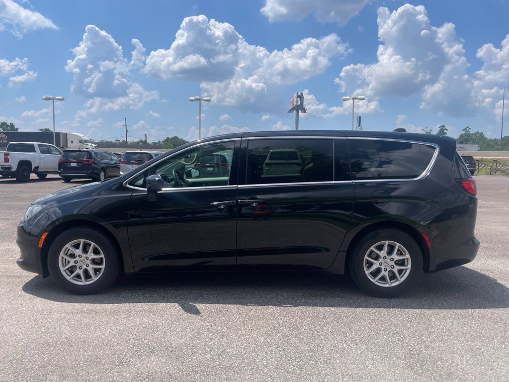 Used 2023 Chrysler Voyager LX FWD image 4