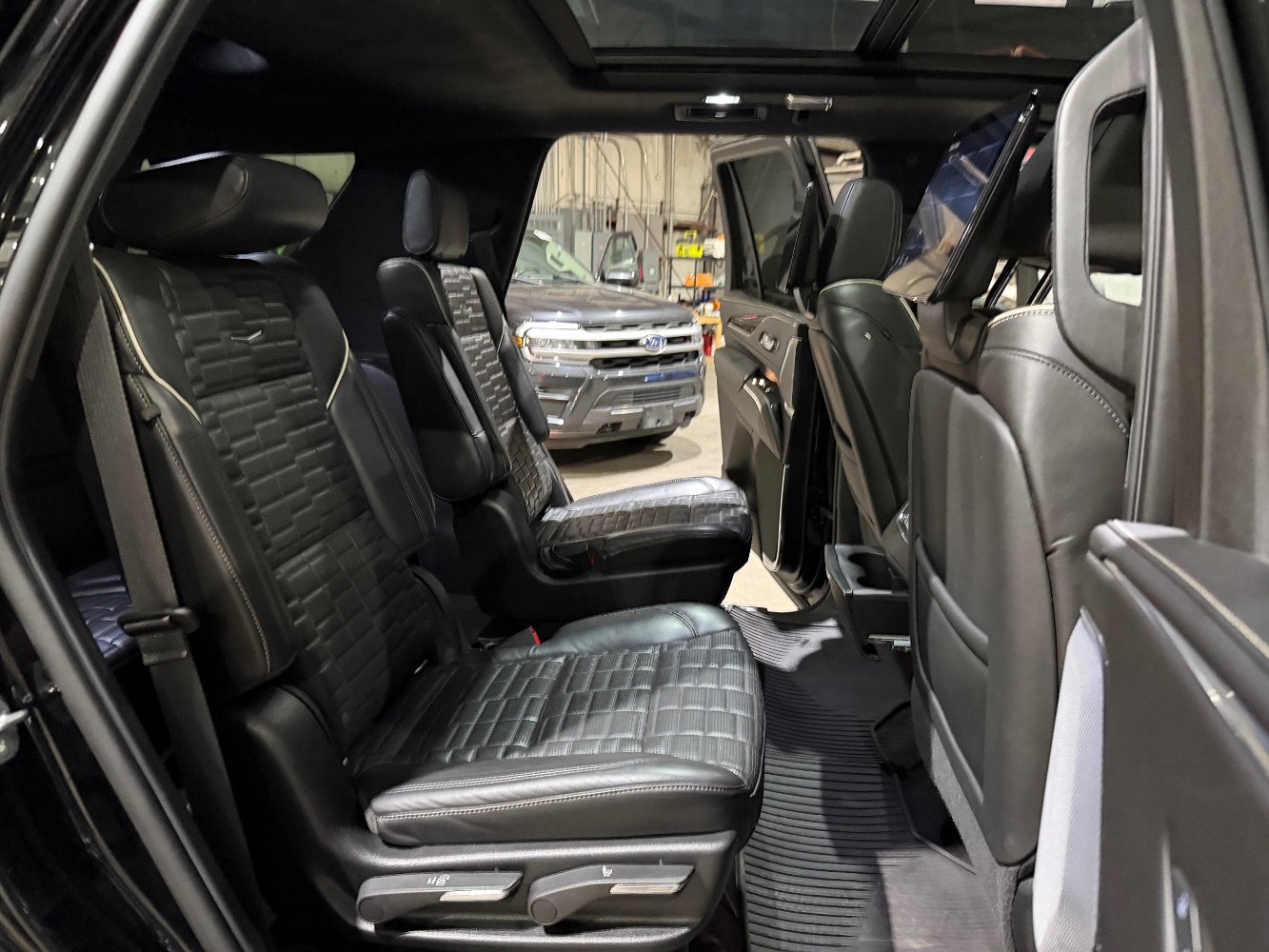 Used 2022 Cadillac Escalade Sport Platinum w/ LPO, ONYX Package AWD/4WD image 22