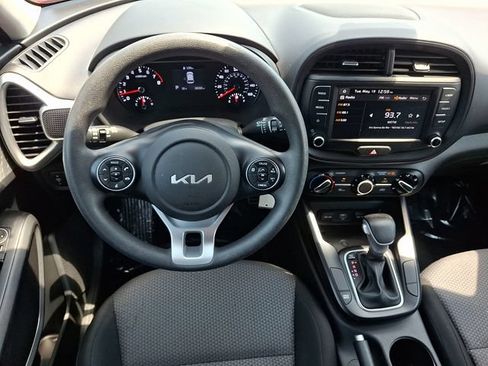 Certified 2022 Kia Soul LX w/ Technology Package FWD image 11
