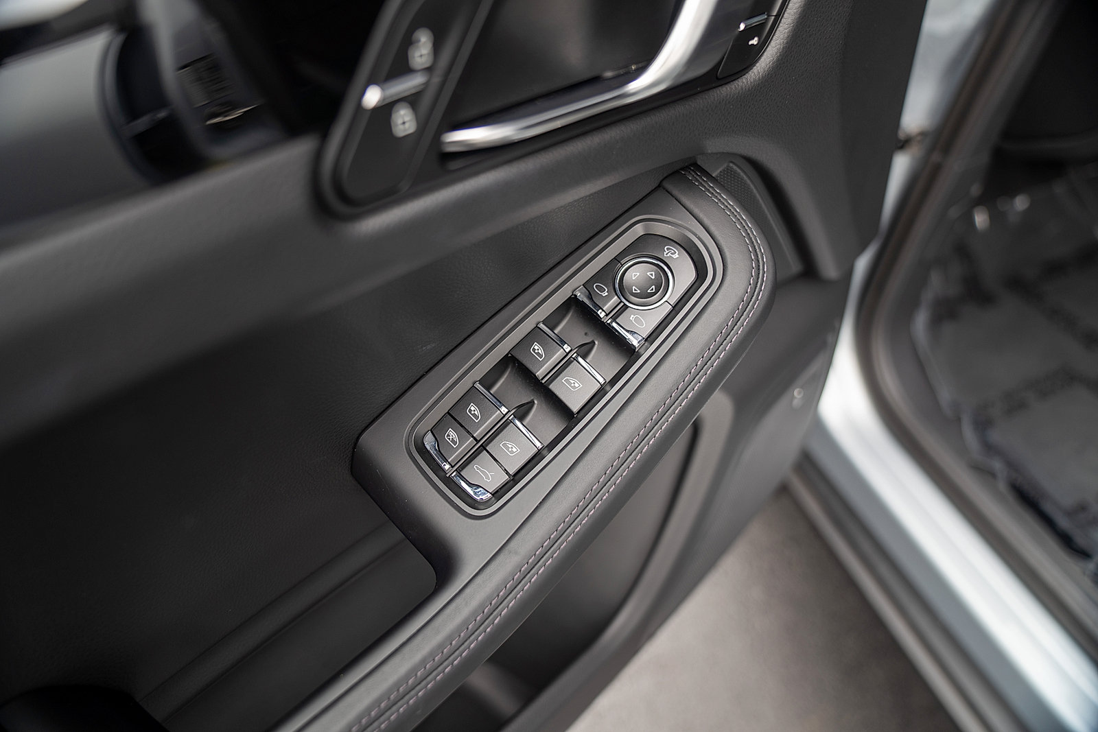 Certified 2026 Porsche Macan T AWD/4WD image 19