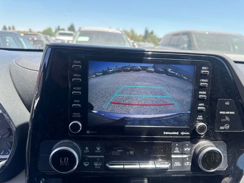 Used 2021 Toyota Highlander LE FWD image 27