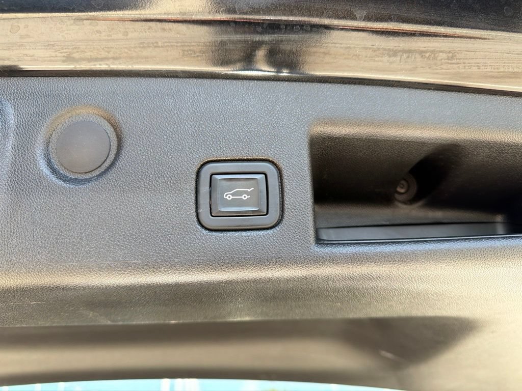 Used 2022 Chevrolet Equinox RS w/ LPO, Floor Liner Package FWD image 13