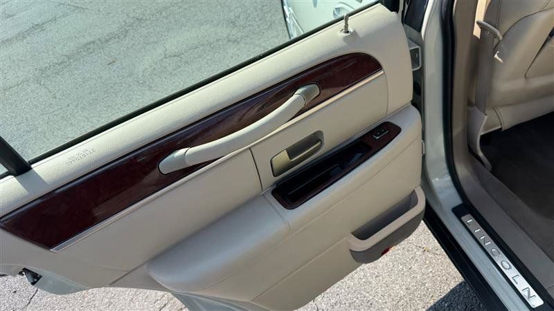 Used 2005 Lincoln Town Car Signature Limited RWD image 19