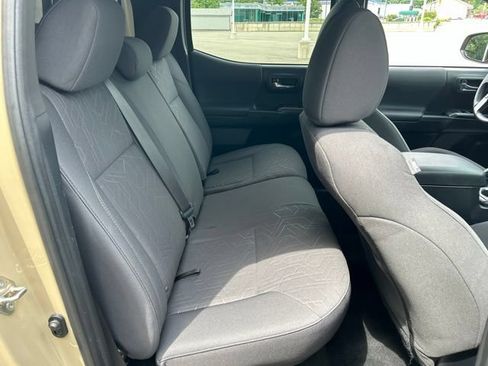 Used 2018 Toyota Tacoma TRD Off-Road w/ Technology Package AWD/4WD image 36