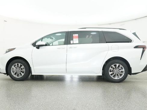 New 2026 Toyota Sienna XLE image 10
