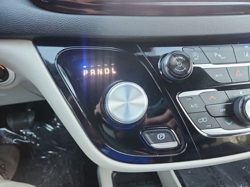 Used 2024 Chrysler Pacifica Touring-L image 15