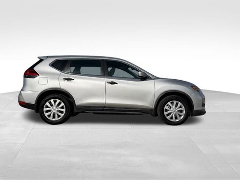 Used 2017 Nissan Rogue S image 3