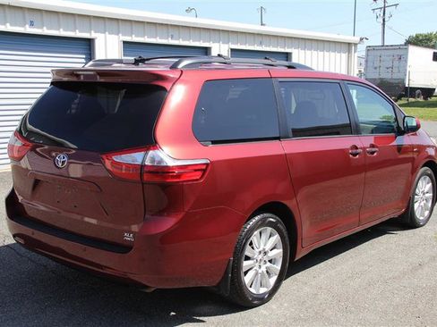 Used 2017 Toyota Sienna XLE Premium AWD/4WD image 5
