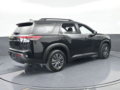 Used 2025 Nissan Pathfinder SV image 6