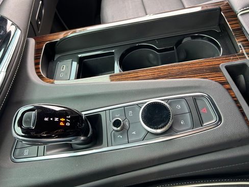 Used 2021 Cadillac Escalade Premium Luxury RWD image 33