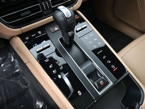 Certified 2023 Porsche Macan Turbo AWD/4WD image 22