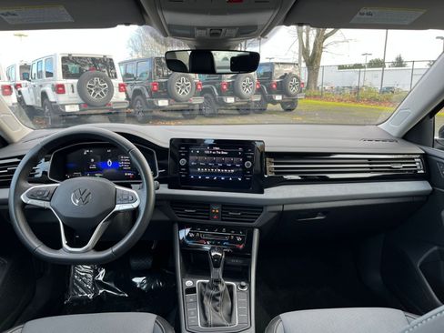 Used 2025 Volkswagen Jetta SE image 33