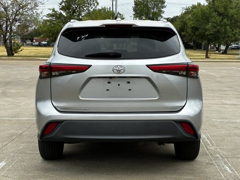 Used 2020 Toyota Highlander XLE FWD image 19