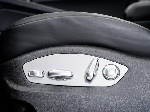 Certified 2025 Porsche Macan image 11