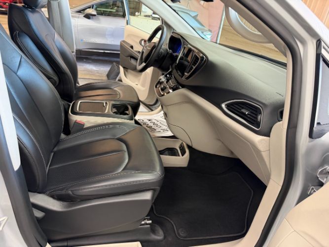 Used 2024 Chrysler Pacifica Touring-L FWD image 34