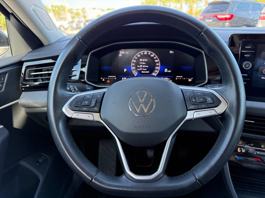 Used 2025 Volkswagen Jetta SE FWD image 14