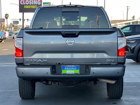Used 2022 Nissan Titan SV image 7