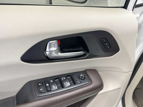 Used 2020 Chrysler Pacifica Touring-L FWD image 15