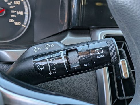 Used 2023 Kia Sorento LX image 31